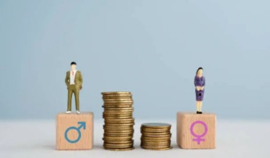 The widest sector gaps appear in finance (€5,619 vs €3,887), information and communication (€4,672 vs €3,377), and healthcare (€2,819 vs €1,884). Photo credit: File photo unsplash