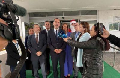 Health Minister brings gifts and cheer to hospitalized children