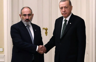 Turkey's President Recep Tayyip Erdogan, right, and Armenia's Prime Minister Nikol Pashinyan shake hands before a meeting at Prague Castle in Prague, Czech Republic, October 6, 2022.