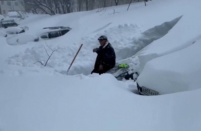 Blocked roads, stranded cars and improvised snow play capture daily life in Petropavlovsk-Kamchatsky. Photo credit: @Reuters X