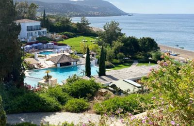 Photo beachside Paphos, Unsplash