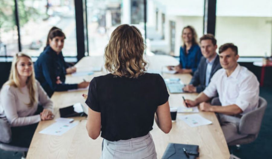 EU-wide figures show gradual progress over the past decade, with women increasingly represented in leadership, especially among younger managers. Photo credit: Unsplash