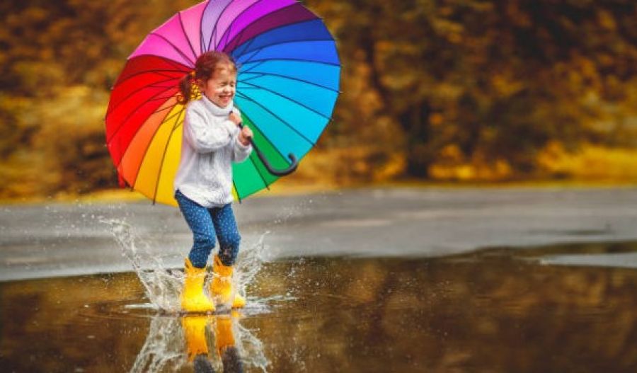 Mornings are for dodging puddles; afternoons are for rediscovering that 21°C spring air. Photo credit: Unpslash