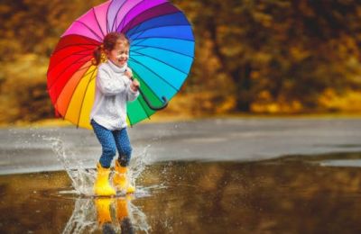 Mornings are for dodging puddles; afternoons are for rediscovering that 21°C spring air. Photo credit: Unpslash