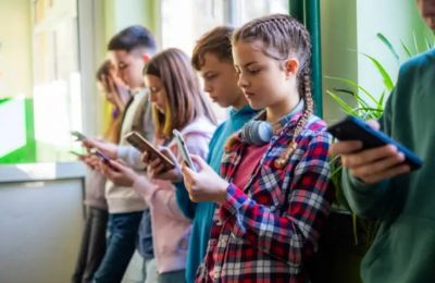 Kyriakos Mitsotakis proposes nationwide restrictions alongside stricter age verification systems. Photo credit: Unsplash