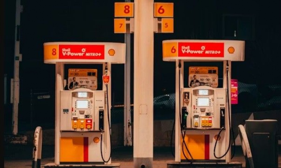 Oil prices drop, but drivers aren’t seeing relief at the pump