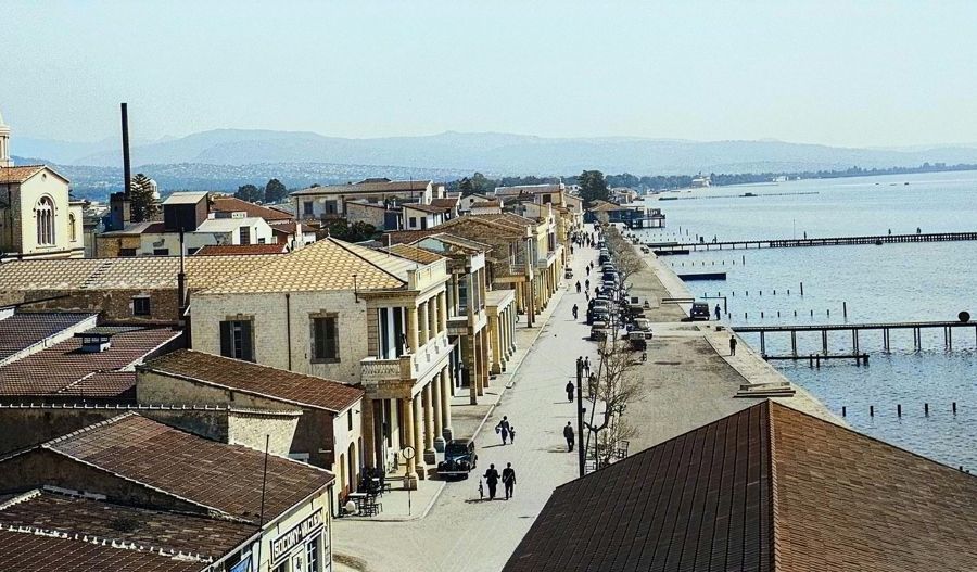 The coastal shoreline seen from the Port Pier in the 1940s. In the foreground are the Jewish Pier and the Continental Pier, while the Aktaion café can be seen, with Dasoudi visible in the background.