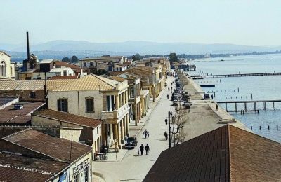 The coastal shoreline seen from the Port Pier in the 1940s. In the foreground are the Jewish Pier and the Continental Pier, while the Aktaion café can be seen, with Dasoudi visible in the background.