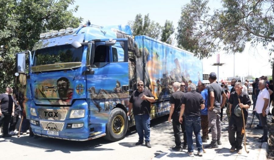 Farmers take protest, and animals, to Presidential Palace