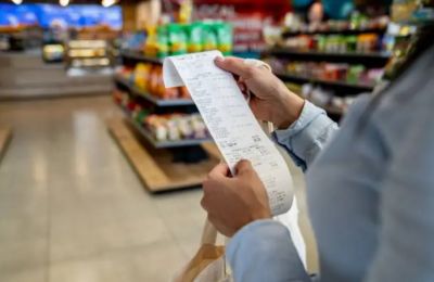 The price gap between the most expensive and cheapest supermarket baskets on e-kalathi narrowed to 11.2% in mid-June. Photo credit: Unsplash