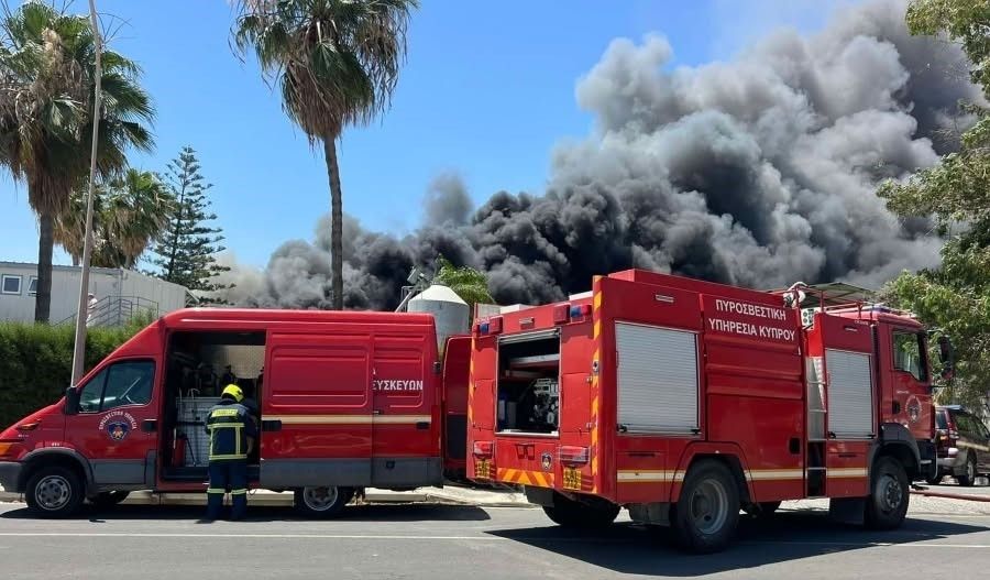 Four firefighters treated as massive Aradippou factory blaze continues to rage (Video)