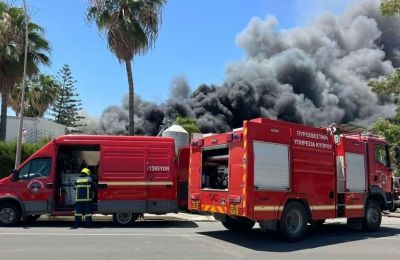 Four firefighters treated as massive Aradippou factory blaze continues to rage (Video)