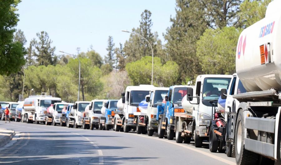 Petrol station owners take protest to Presidential Palace (photos)