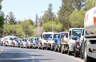 Petrol station owners take protest to Presidential Palace (photos)