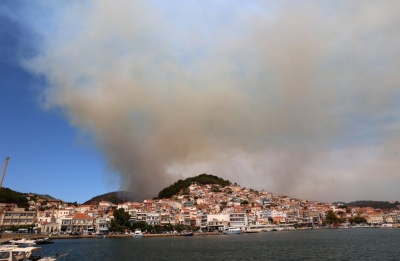 Strong winds continue to hamper firefighting efforts, with emergency crews battling active fire fronts on Crete and Lesbos. Photo credit: Kathimerini Greece
