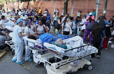 Patients are evacuated from a hospital following the earthquake in Cali. Photo credit: AP via Euronews