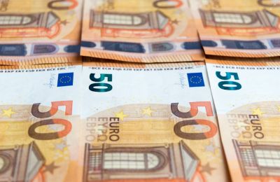 One €50 serial number, 23 banknotes and an 18-year-old in custody