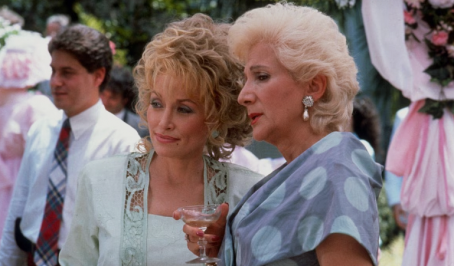 Dolly Parton and Olympia Dukakis in the film Steel Magnolias (1989)