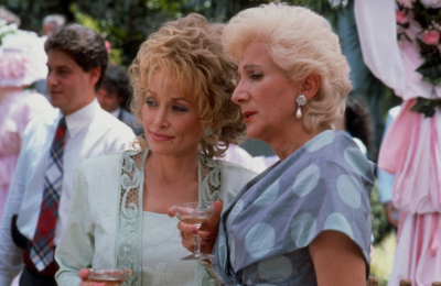Dolly Parton and Olympia Dukakis in the film Steel Magnolias (1989)