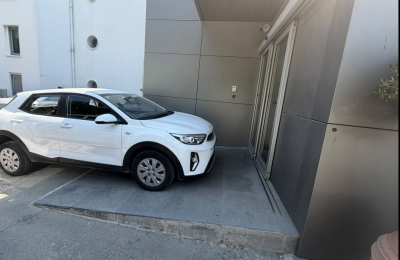 Driver who ''couldn’t find parking'' blocks Parliament’s wheelchair ramp