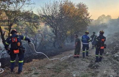 Firefighters protected a winery and holiday home as crews worked to secure the blaze’s perimeter. File photo