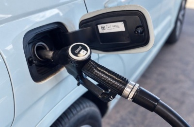 Prices approach the €2.053 record set in July 2022, with six stations charging above €22. Photo credit: Unsplash