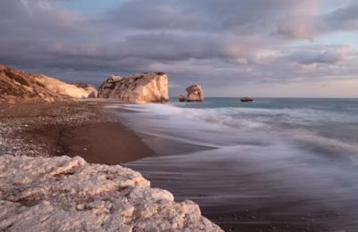 Temperatures hold steady near seasonal averages as conditions clear up across the island through Sunday. Photo credit: Unsplash