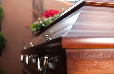 Complaint filed over claims that a police officer directed a family in Larnaca to a funeral home for help obtaining a certificate. Photo credit: Unsplash