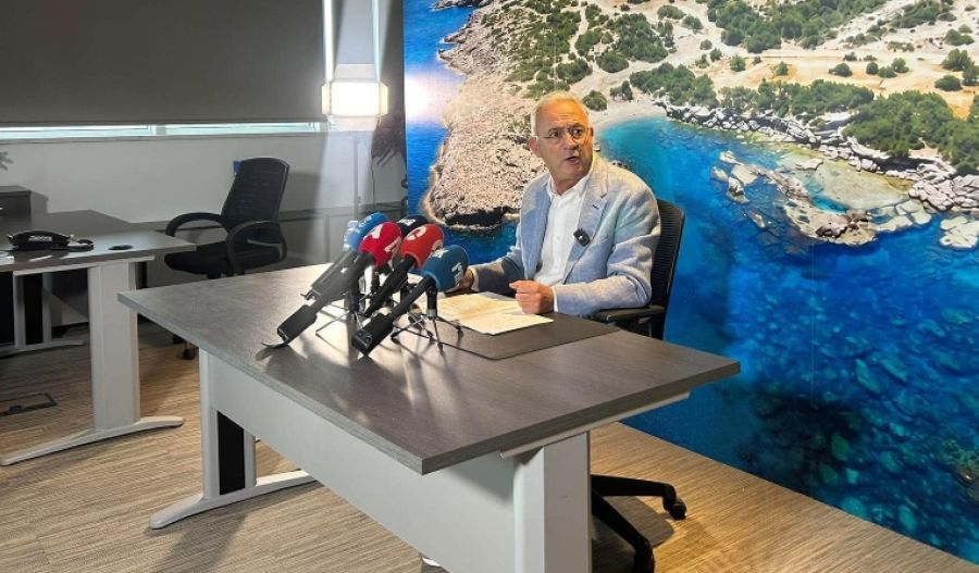 Averof keeps election plans unclear, puts fuel bills in the spotlight
