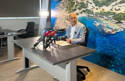 Averof wants Russia sanctions lifted. Is he courting the left?