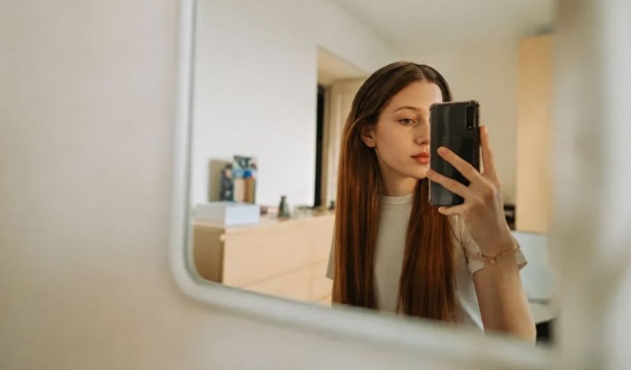 The science behind mirror reflections and bad selfies. Photo credit: Unsplash