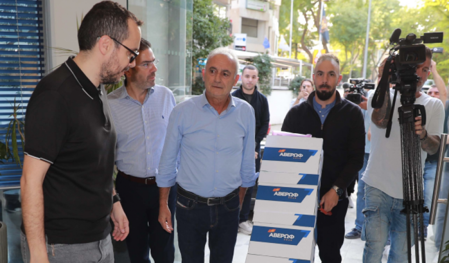Averof brings five boxes of signatures, and a message for DISY
